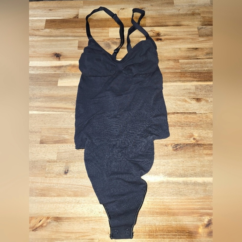 SKIMS Kim Kardashian Women's Medium Sculpting Shapewear Bodysuit New w/out Tags!